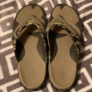 Crocs realtree flip flops. Worn a few times.